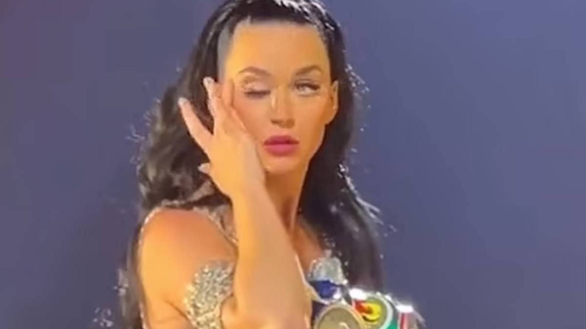 Que alguien la reinicie Qué le pasó al ojo de Katy Perry