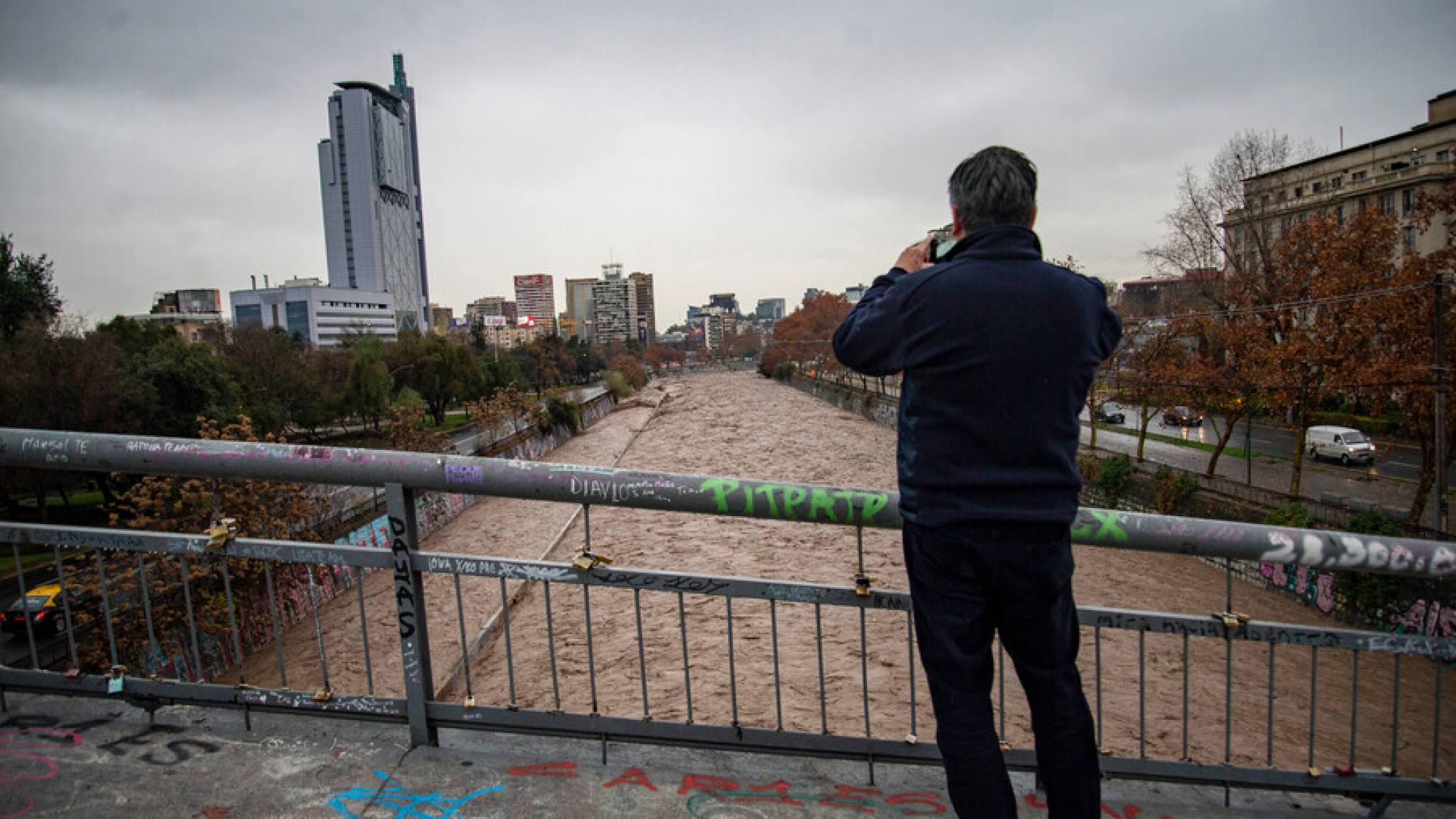 Aumento del caudal en río Mapocho amenaza con desbordes