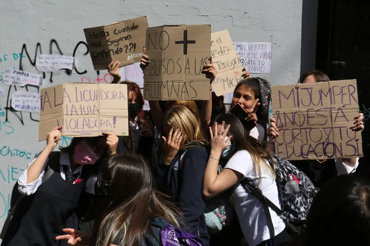 Por denuncia de abuso sexual, alumnas de liceos de Santiago realizaron manifestación en contra del Instituto Nacional. Foto: Agencia Uno., Agencia Uno