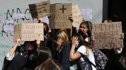 Por denuncia de abuso sexual, alumnas de liceos de Santiago realizaron manifestación en contra del Instituto Nacional. Foto: Agencia Uno., Agencia Uno
