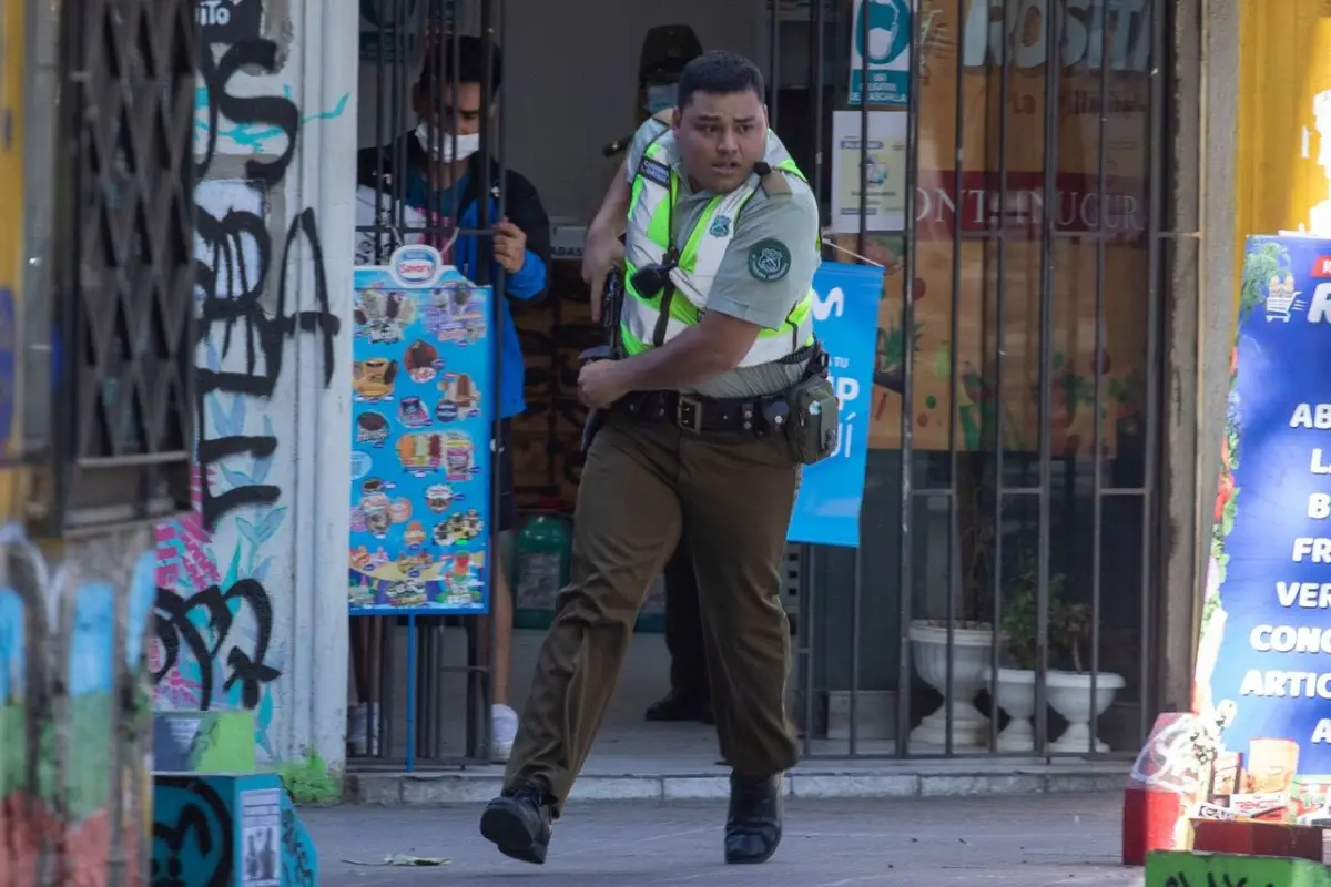 Carabinero que habría disparado a estudiante en el centro de Santiago fue captado por Agencia Uno, Agencia Uno