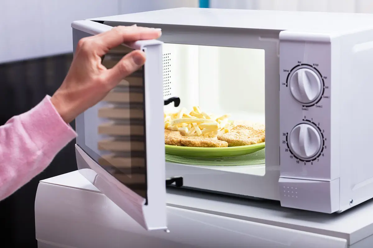microondas.jpg, El plato giratorio del microondas se limpia en el lavaplatos, tal como la loza.