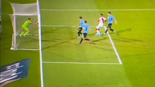 peru_uruguay_gol.jpeg, La jugada de la polémica en el último minuto del duelo entre Perú y Uruguay por Clasificatorias.