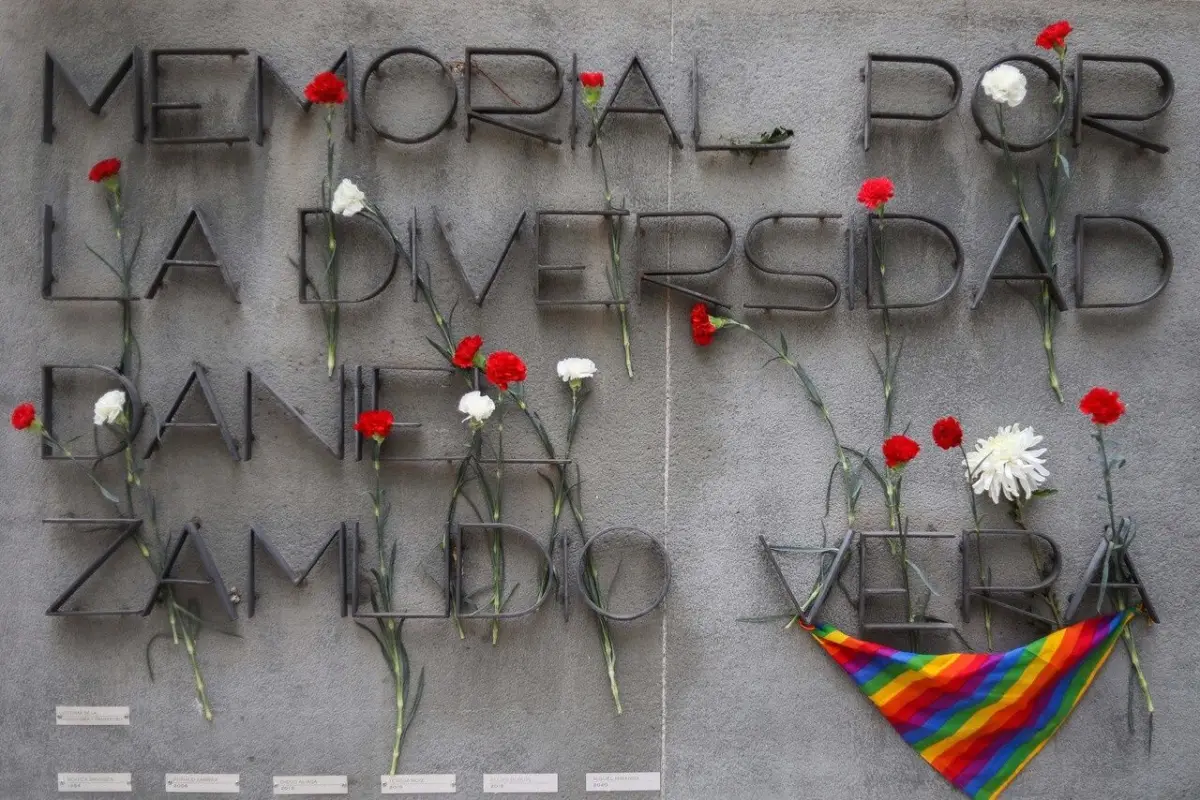 Conmemoración de los 10 años del fallecimiento de Daniel Zamudio en el Cementerio General, tras sufrir un ataque homofóbico. Foto: Agencia Uno., Agencia Uno