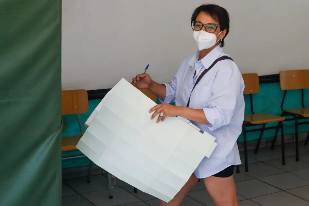 Karina Oliva presentó un escrito al Tribunal Supremo, porque la verdad es justicia y reparación”. Foto: Agencia Uno., Agencia Uno