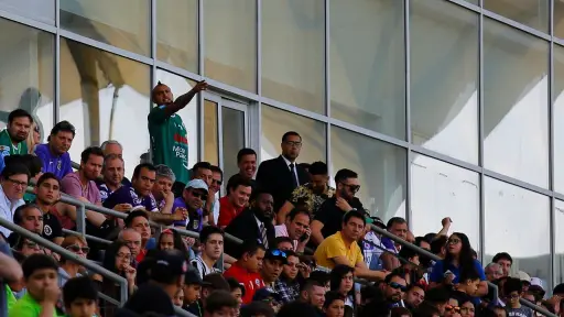 Arturo Vidal es dueño e hincha del club donde jugó en el barrio, Agencia Uno