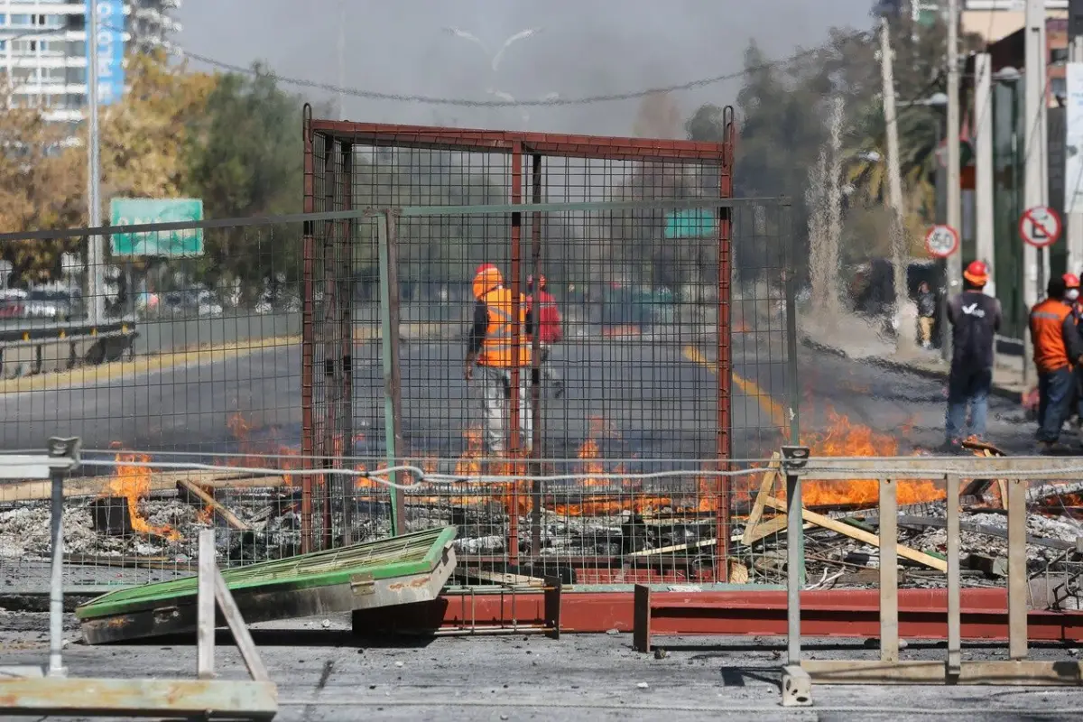 Son cerca de 400 puestos de trabajos que podrían desaparecer de suspenderse las obras en Plaza Egaña. (Agencia Uno), Agencia Uno