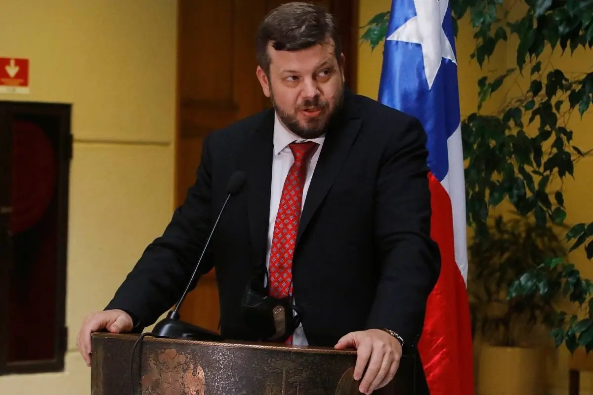 El diputado no estuvo de acuerdo con la información compartida por el ministro de educación., Agencia Uno