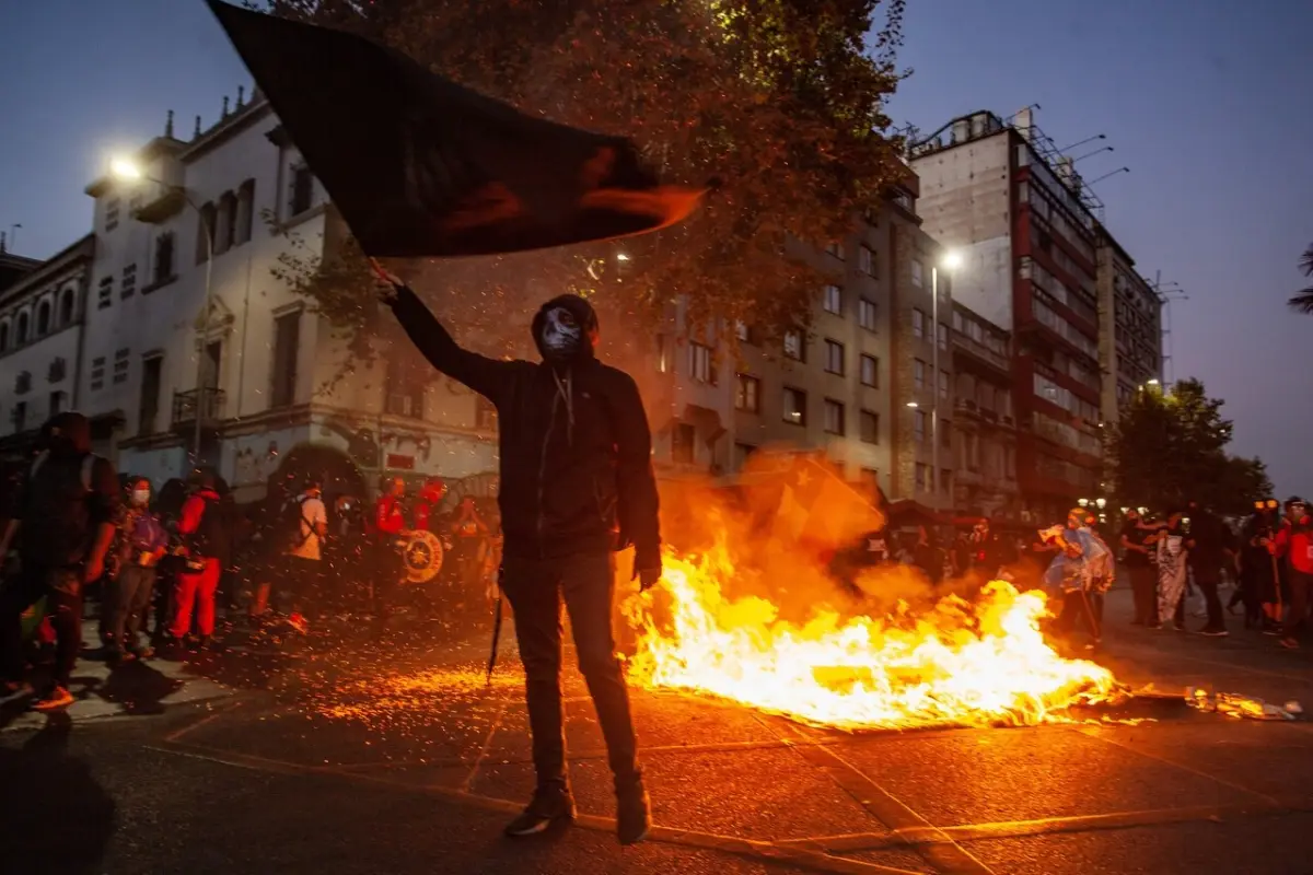 Manifestantes se dieron cita en el sector de Plaza Baquedano en el cuarto viernes con Gabriel Boric como Presidente, Agencia Uno