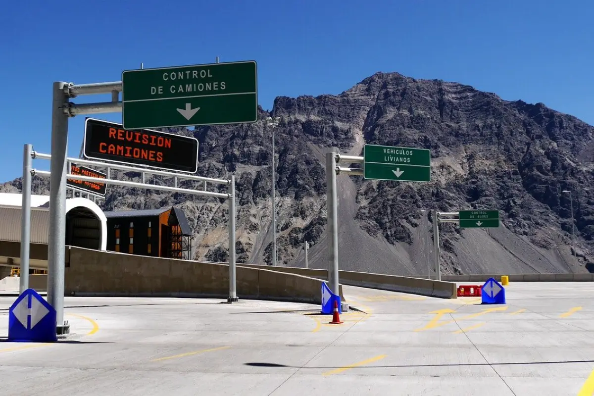 frontera_los_libertadores.jpg, Paso Los Libertadores, frontera principal entre nuestro país y el territorio transandino