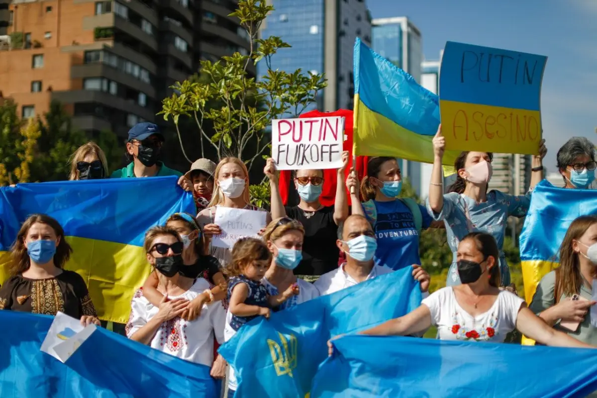 En Chile, un grupo de ucranianos fue a protestar en las afueras de la Embajada de Rusia., Agencia Uno
