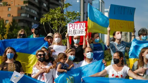 En Chile, un grupo de ucranianos fue a protestar en las afueras de la Embajada de Rusia., Agencia Uno