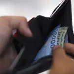 billetera mostrando dinero chileno