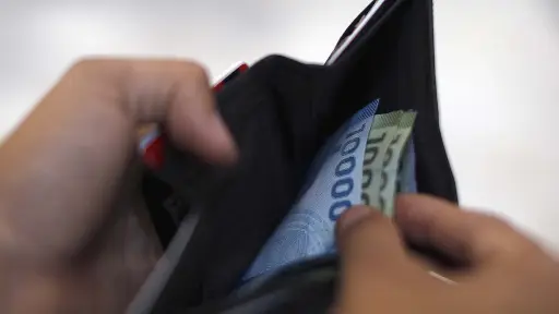 billetera mostrando dinero chileno