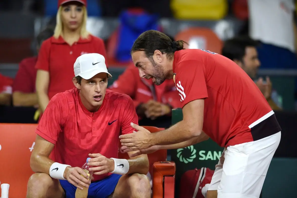 nicolaxs_jarry_copa_davis.jpeg, Nicolás Massú habla con Nicolás Jarry en el último enfrentamiento por Copa Davis.