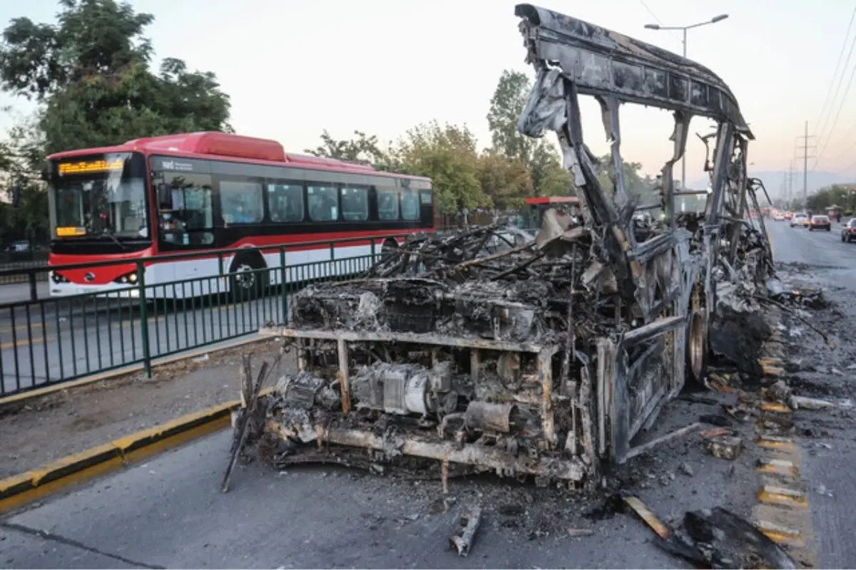 bus_quemado.jpg, Así amanecieron los buses quemados, tras violenta noche en Peñalolén