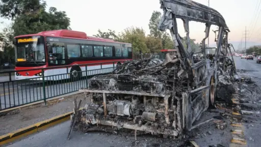 bus_quemado.jpg, Así amanecieron los buses quemados, tras violenta noche en Peñalolén