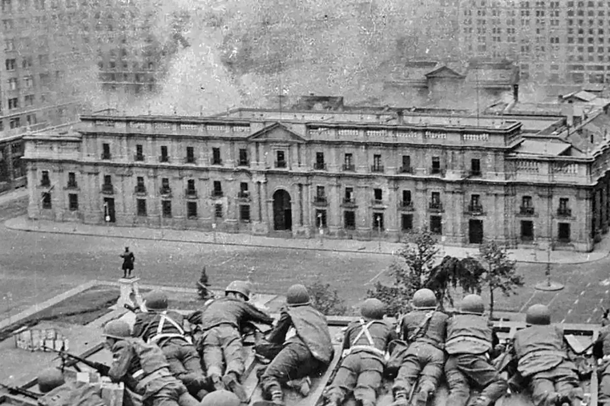 pinochet2.jpg, 11 de septiembre de 1973: Bombardeo a la Moneda (Biblioteca Nacional de Chile)