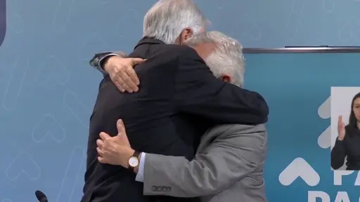 paris.jpg, El emotivo abrazo entre Piñera y Paris en el último reporte del Covid-19