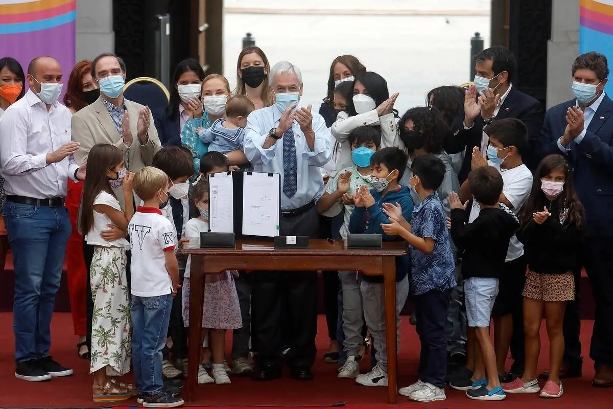 Presidente de la República, Sebastián Piñera, acompañado por ministros de Estado, promulga la Ley de Garantías de Derechos de la Niñez., Agencia Uno