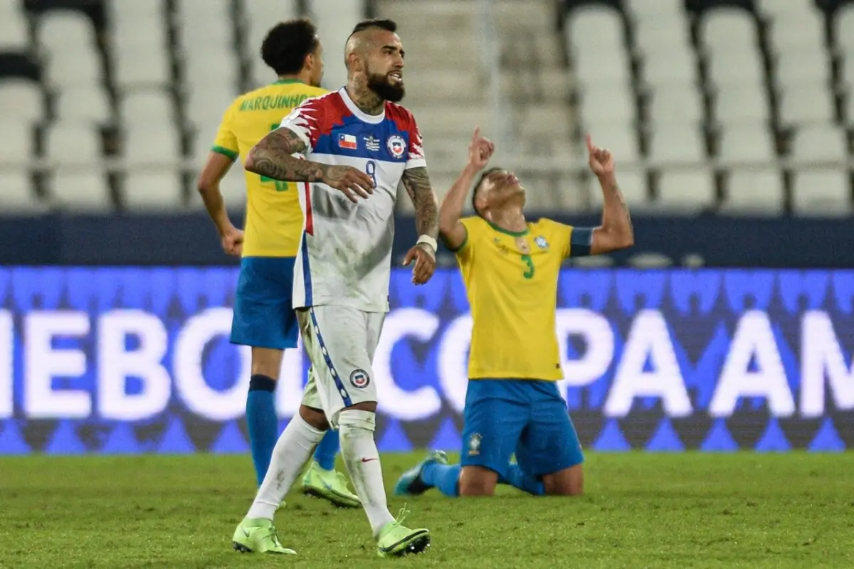 Arturo Vidal protagonizó un duro cruce con el juez Patricio Loustau durante la Copa América, Agencia Uno