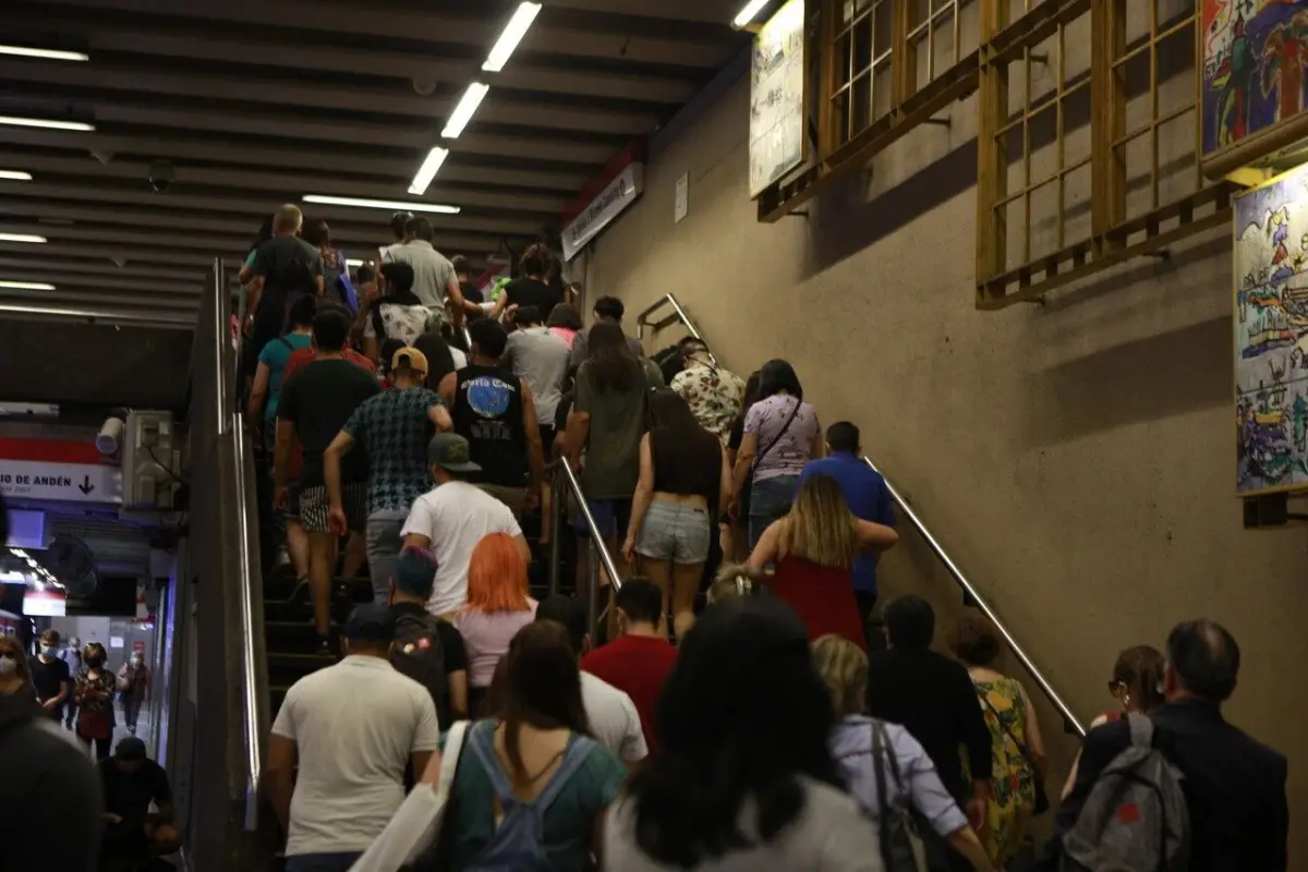 Gran afluencia de pasajeros producto de suspensión de Línea 1., Agencia Uno
