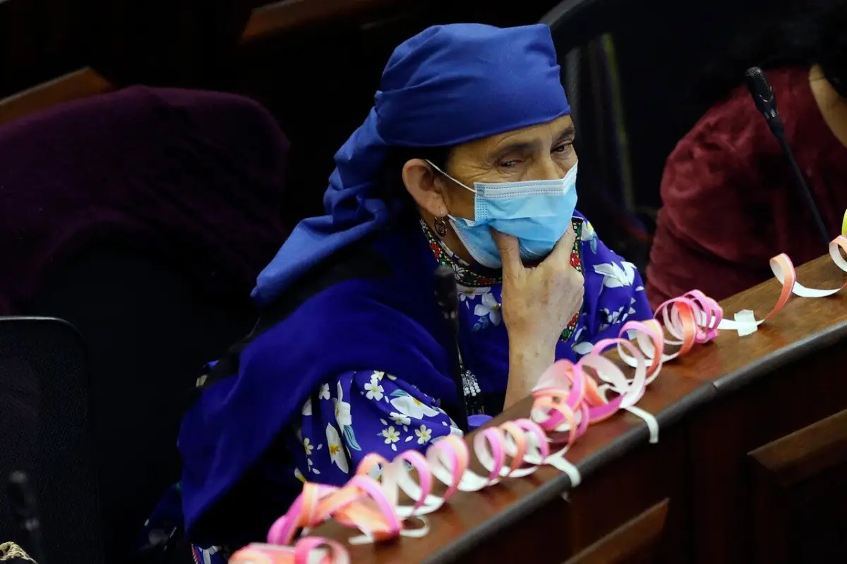 La machi Linconao se aburrió de Teresa Marinovic. Foto: Agencia Uno., Agencia Uno