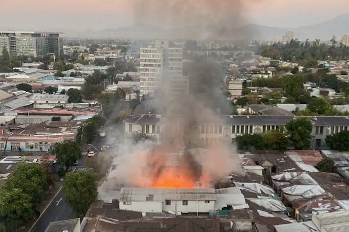 incendio.jpg, Las llamas se aprecian desde varios sectores de la Región Metropolitana. Foto: Bomberos de Santiago