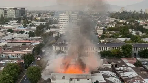 incendio.jpg, Las llamas se aprecian desde varios sectores de la Región Metropolitana. Foto: Bomberos de Santiago