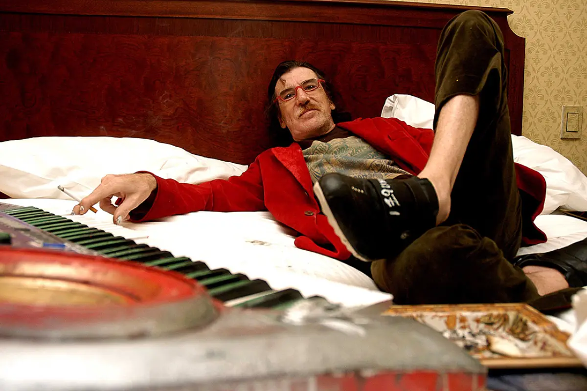 fj06.jpg, Charly García esta vez cayó al hospital por una quemadura en una pierna.