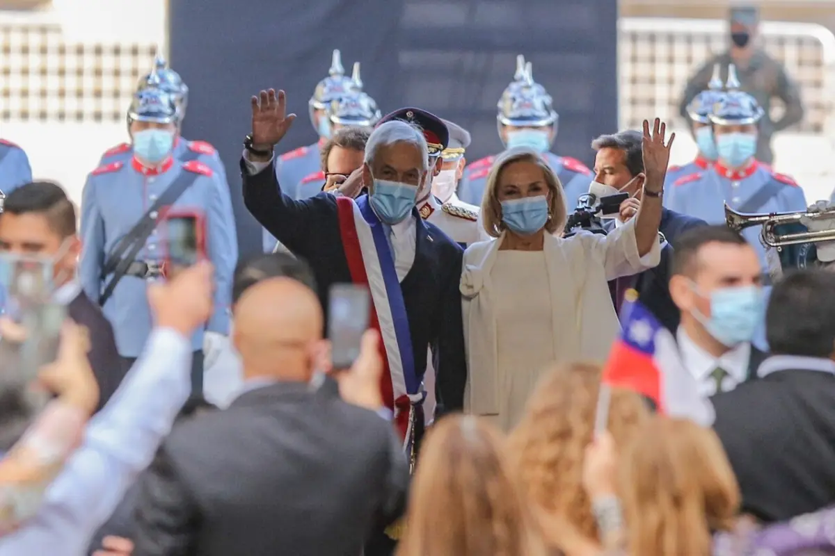 Pasadas las 10 de la mañana Sebastián Piñera  y Cecilia Morel abandonaron el palacio de La Moneda, Agencia Uno