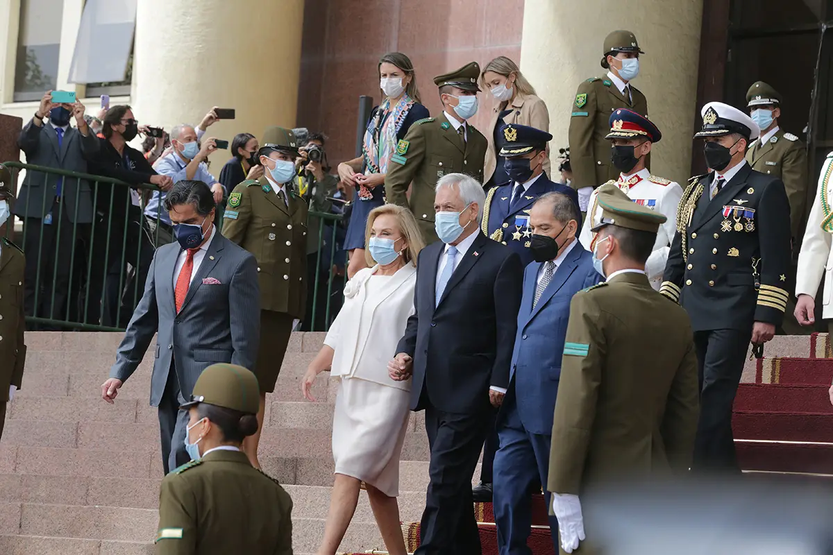jsb_4198.jpg, Piñera salió del Congreso entre aplausos sólo de sus colaboradores más cercanos. Foto: Juan Pablo Carmona