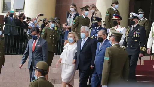 jsb_4198.jpg, Piñera salió del Congreso entre aplausos sólo de sus colaboradores más cercanos. Foto: Juan Pablo Carmona