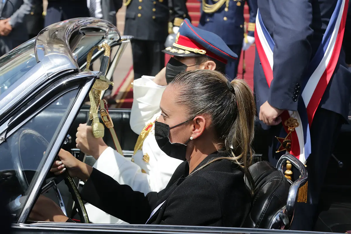 gabriel_boric008.jpg, La carabinera Lorena Cid se convirtió en la primera mujer en conducir el auto presidencial. Foto: Juan Pablo Carmona