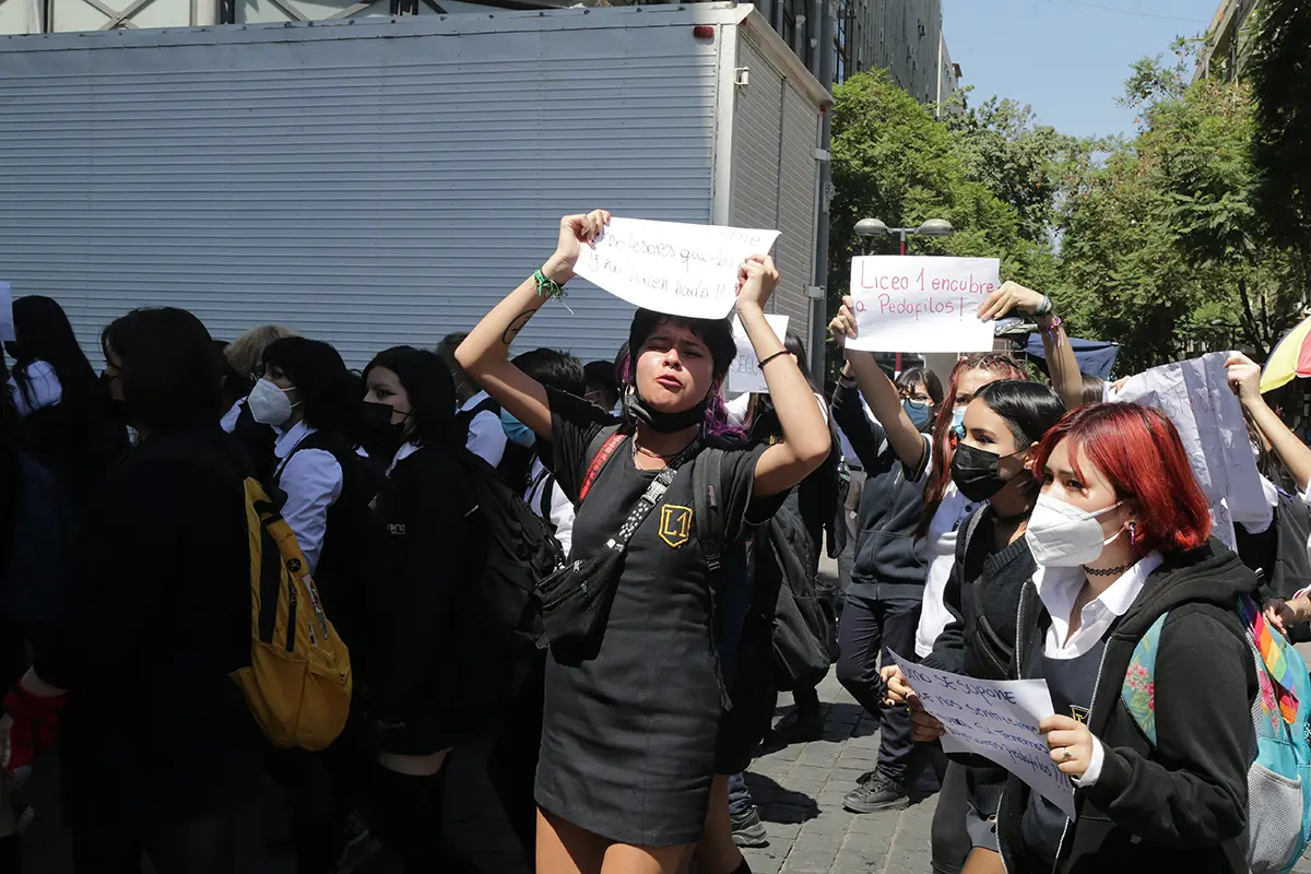 protesta_alumnas_del_liceo_uno_de_ninxas_16.jpg, Alumnas marchando en contra de quienes llamaban a violarlas. Foto: Juan Pablo Carmona
