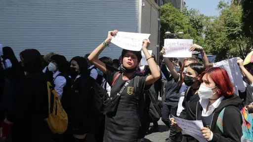 protesta_alumnas_del_liceo_uno_de_ninxas_16.jpg, Alumnas marchando en contra de quienes llamaban a violarlas. Foto: Juan Pablo Carmona