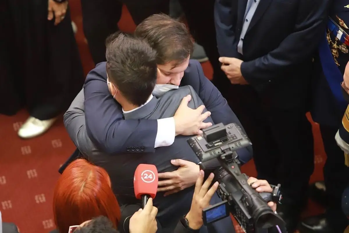 275598283_2084777921698601_1431375444347321509_n.jpg, Gabriel Boric se acercó a Gustavo Gatica para saludar luego de la ceremonia
