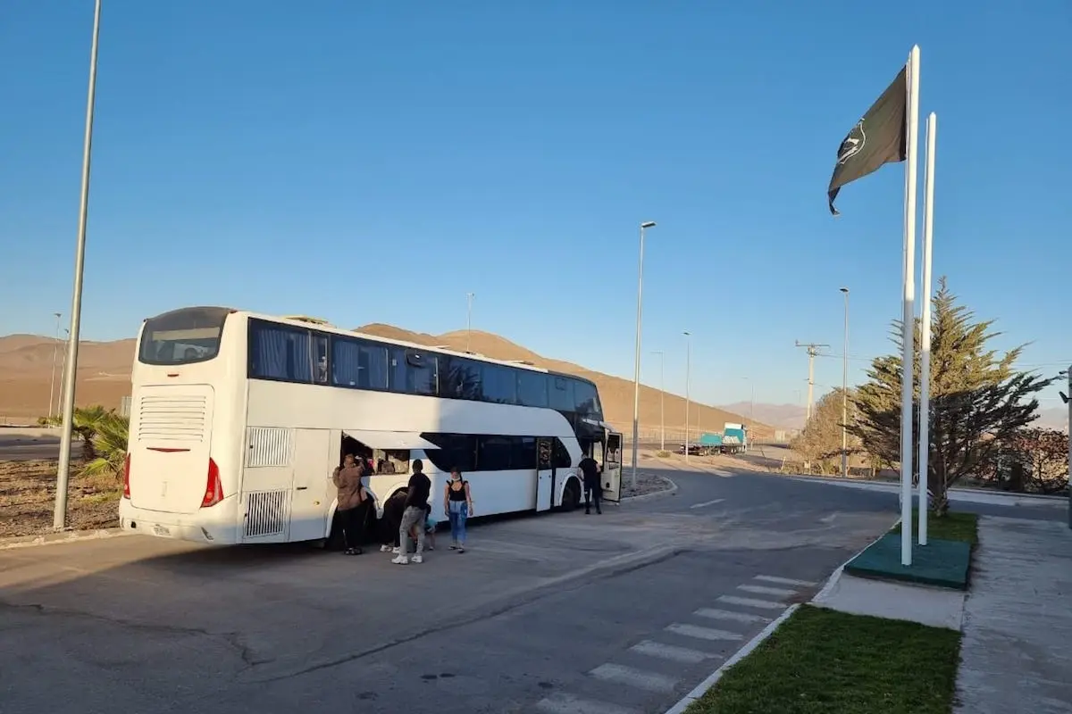 carab-1.jpeg, Carabineros detuvo a dos buses en Atacama. Foto: Cedida