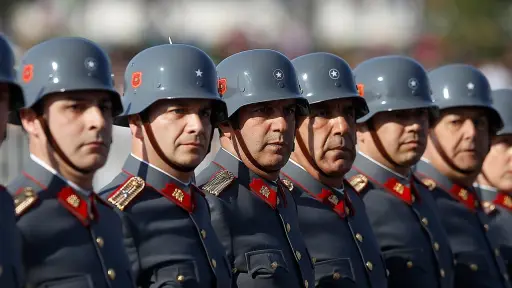 Checho Hirane (cuarto de izquierda a derecha) fue parte de la Parada Militar en 2014, Agencia Uno