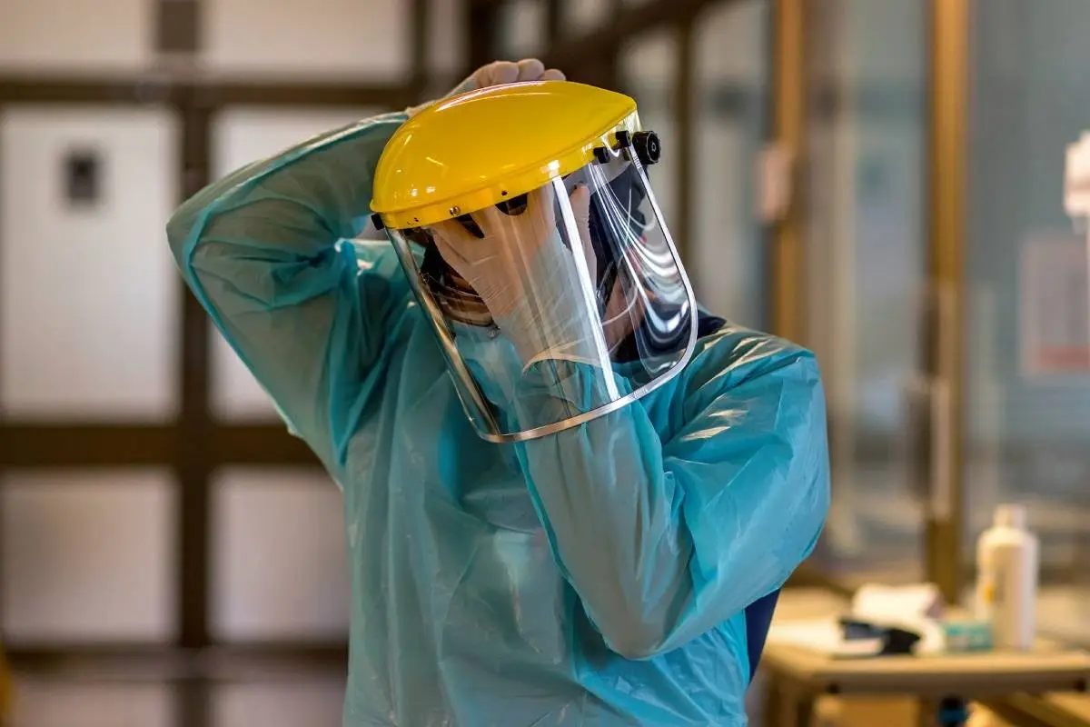 La positividad para las últimas 24 horas a nivel país es de 15,25% y en la Región Metropolitana es de 11,88%., Agencia Uno