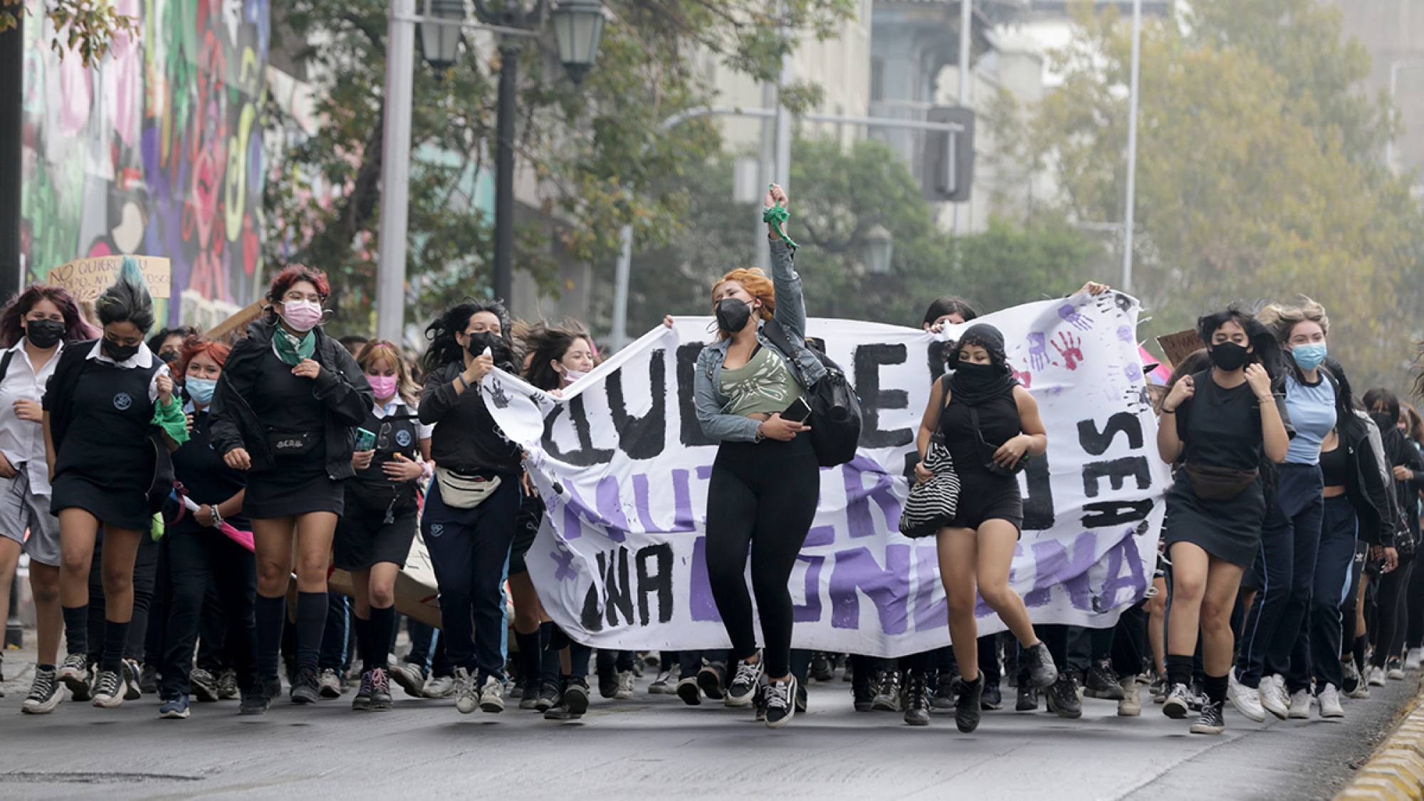 Estudiantes secundarias realizan protesta en Santiago por casos de ...