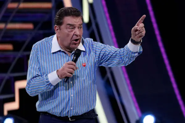 Don Francisco fue captado en el reconocido local degustando parte de la carta ,Agencia Uno