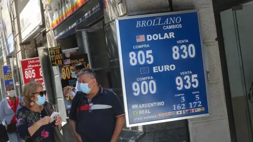 Dólar en Chile inició la semana sobre los 800 pesos, Agencia Uno