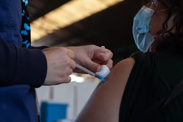 El calendario de vacunación en Chile sigue este viernes 4 de marzo. Foto: Agencia Uno ,Agencia Uno