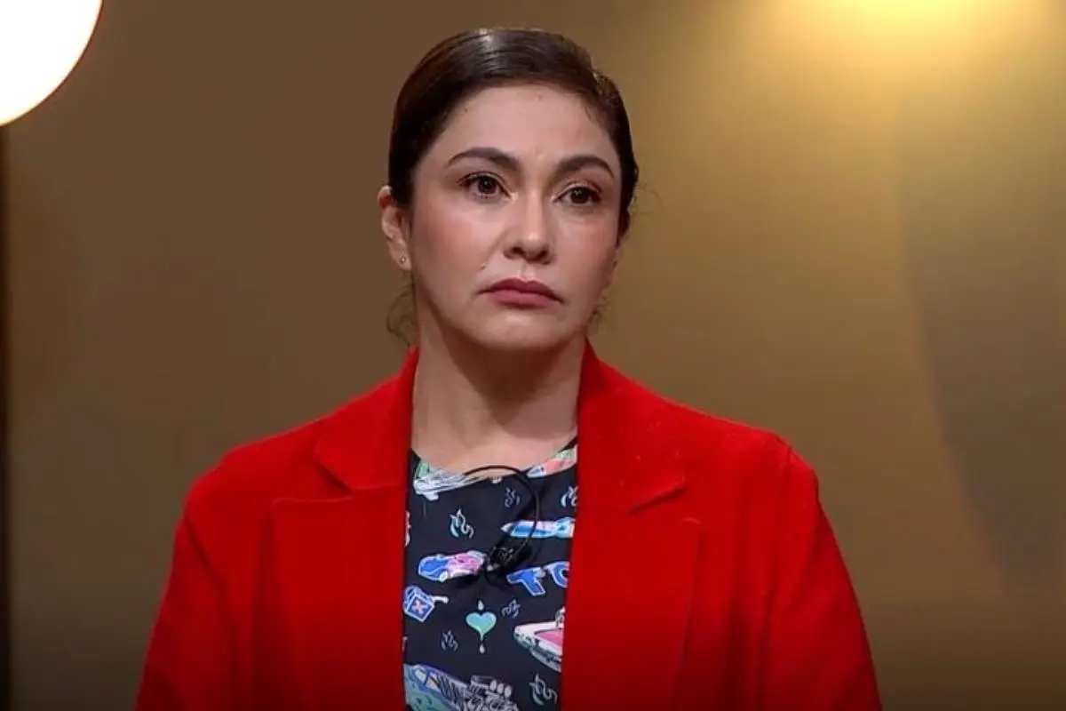 Tamara Acosta con un blazer rojo