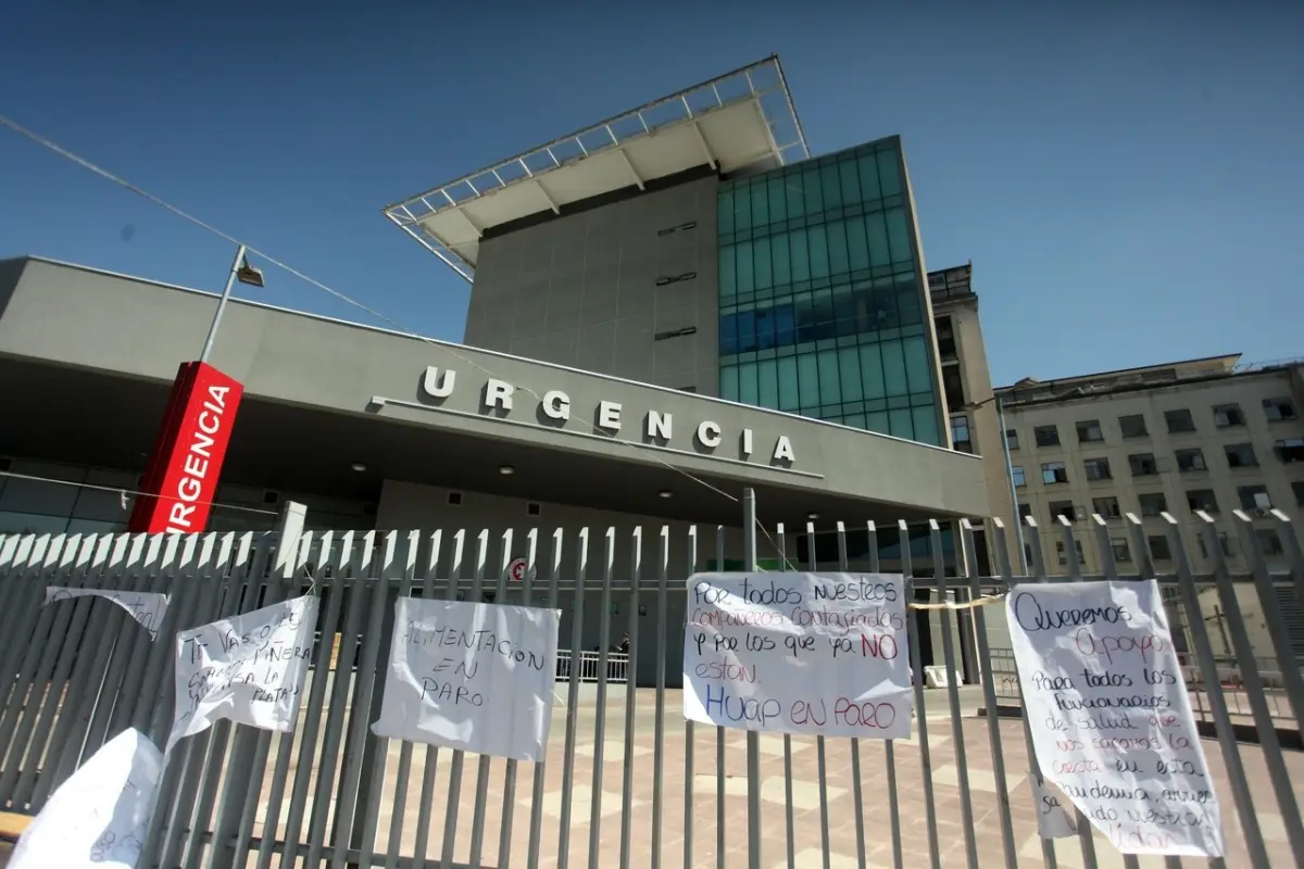Manuel Hervia, exigió mayor resguardo policial en las inmediaciones del recinto de urgencias. Foto: Agencia Uno., Agencia Uno