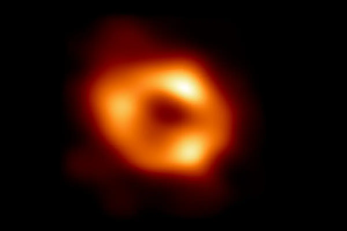 agujero_negro_sagitario_a.jpg, Sagitario A* esta situado en el corazón de nuestra galaxia y es el segundo agujero negro es ser fotografiado. Captura: EHT
