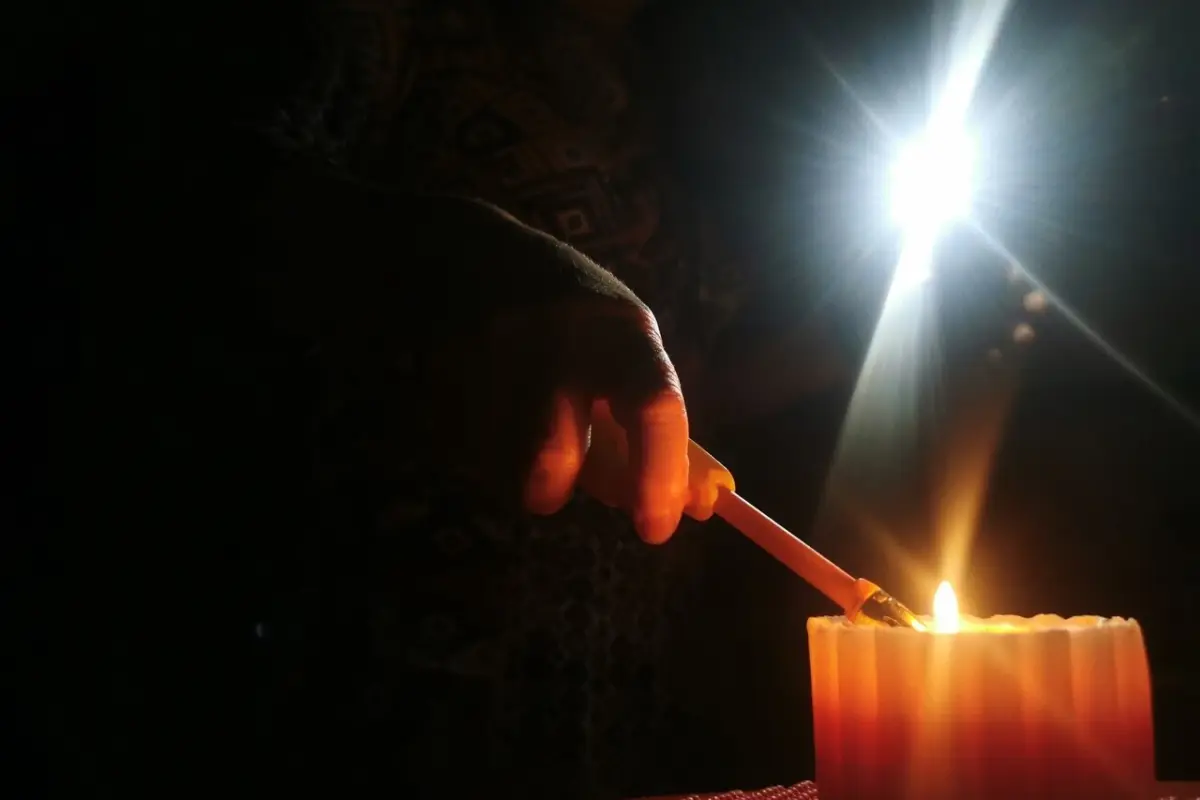 Según la Superintendencia de Electricidad y Combustibles (SEC), este corte masivo afecta a 247 mil clientes. Foto: Agencia Uno., Agencia Uno