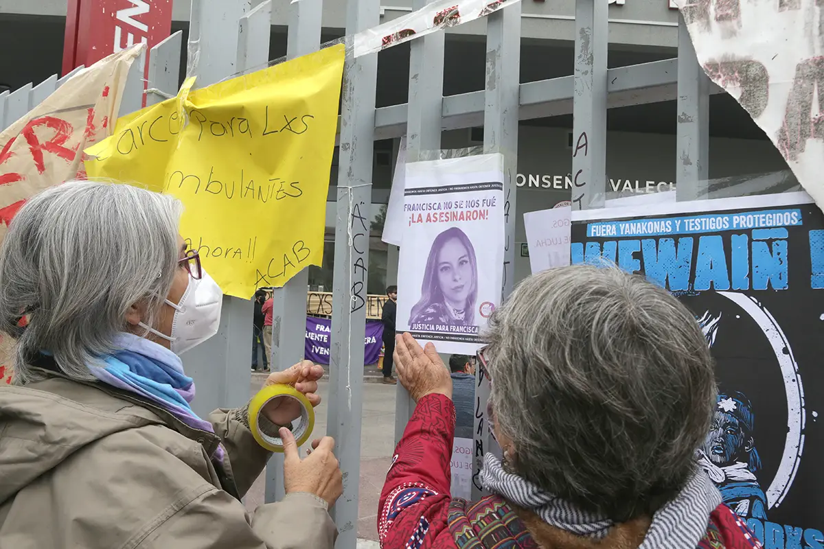 jsb_8715-1.jpg, Una velaton se realiza en la Posta Central, tras el fallecimiento de la periodista Francisca Sandoval, quien recibe un disparo en la cabeza en el barrio Meiggs en la marcha del día del Trabajador, tras llevar varios días en estado crítico/FOTO:JUAN PABLO 