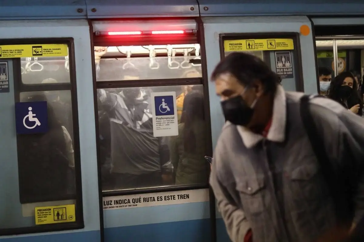 El asaltante robó un celular en plena estación de metro. (FOTO: Agencia Uno), Agencia Uno